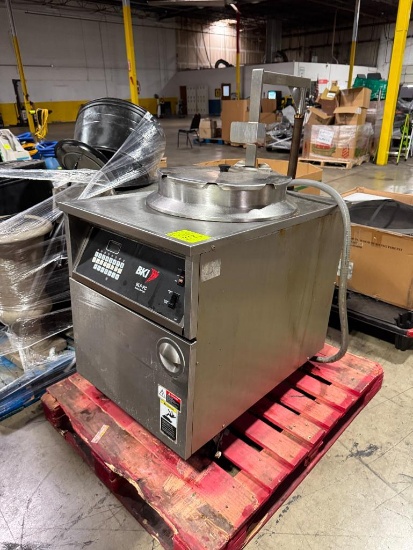 BKI auto-lift fryer