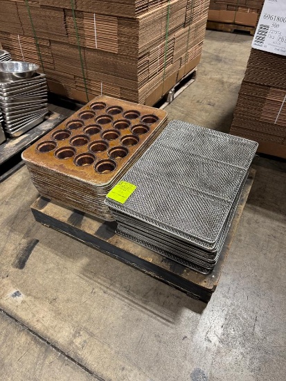 Pallet of muffin and wire cooling pans