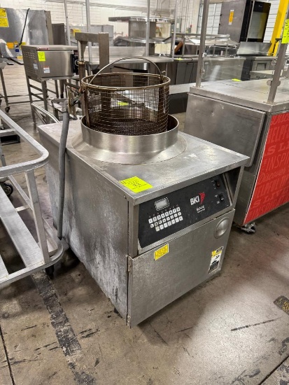 BKI auto-lift fryer, missing lid