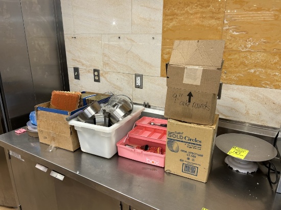 GROUP OF MISC BAKERY SMALLWARE