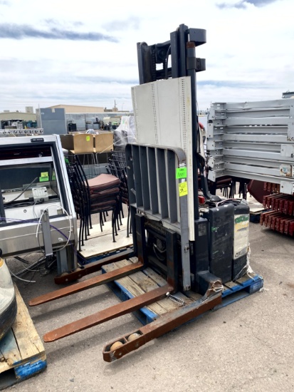 CROWN ELECTRIC WALKIE STACKER