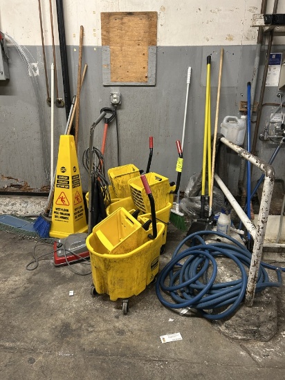 GROUP OF JANITORIAL ITEMS