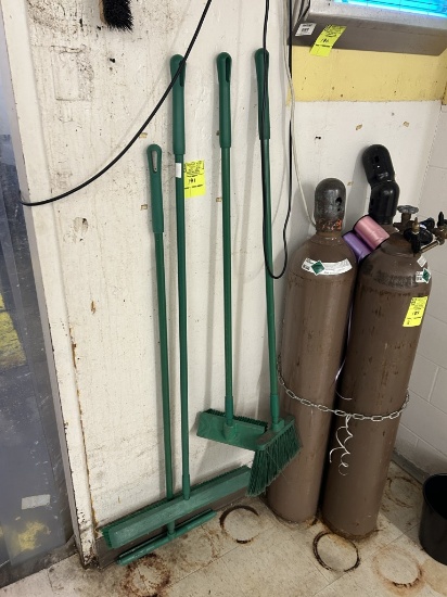 GROUP OF JANITORIAL ITEMS