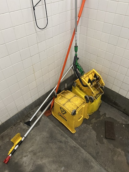 GROUP OF JANITORIAL ITEMS
