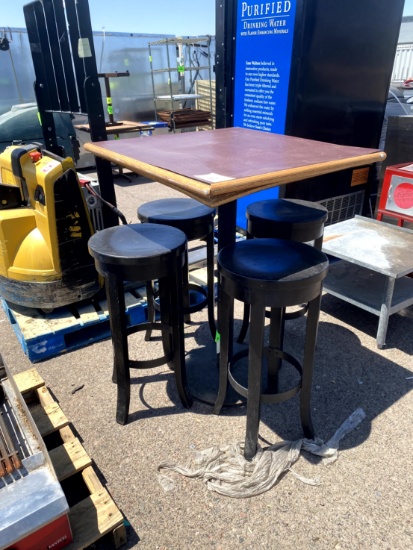 CAFÉ TABLE WITH 4 PADDED SEATS