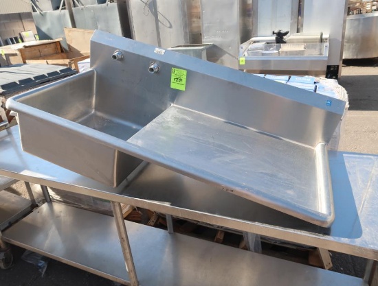 stainless sink w/ R drainboard