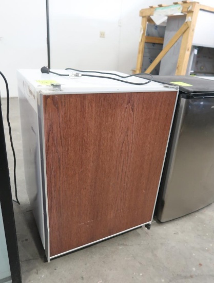 Subzero undercounter refrigerator