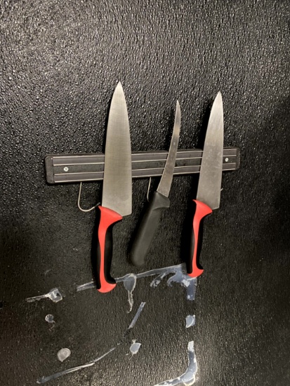 KNIVES AND MAGNET
