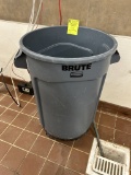 BRUTE TRASH CAN W/ DOLLEY