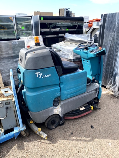 TENNANT RIDE ON FLOOR SCRUBBER