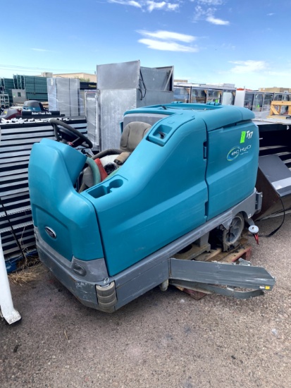 TENNANT RIDE ON FLOOR SCRUBBER