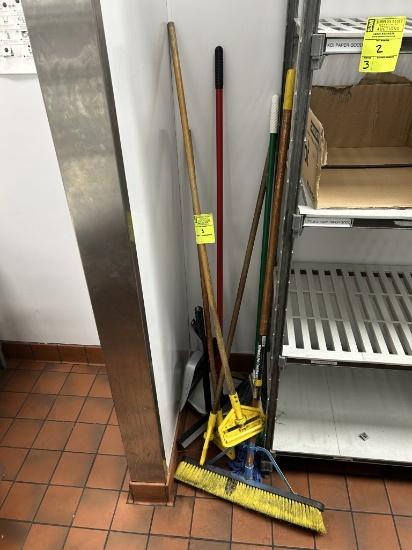 GROUP OF JANITORIAL ITEMS