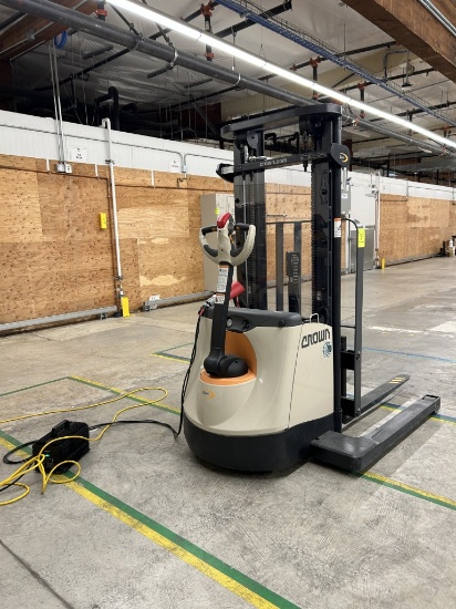 CROWN ELECTRIC WALKIE-STACKER W/ CHARGER