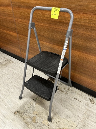 FRONT LINE STEP LADDER