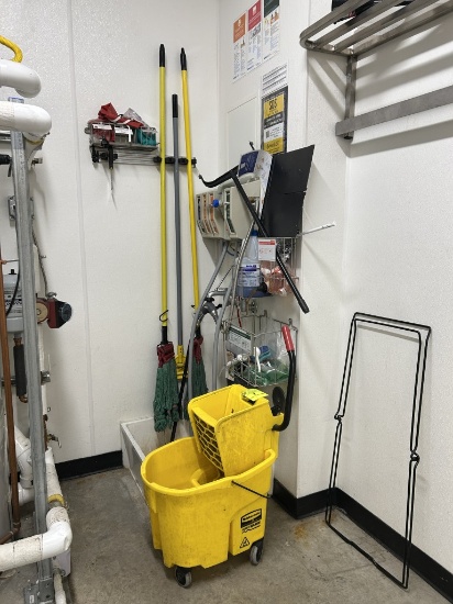 GROUP OF JANITORIAL ITEMS