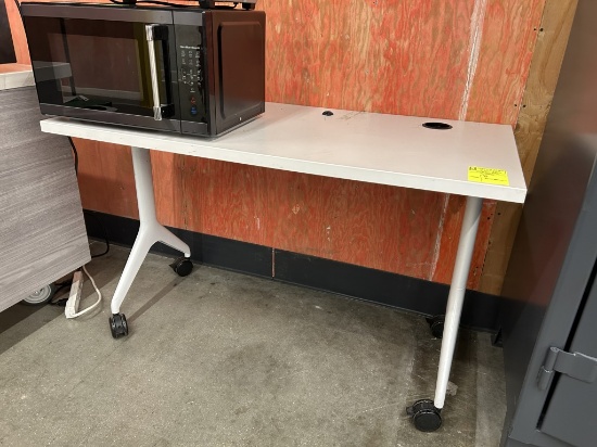 4FT DESK ON CASTERS
