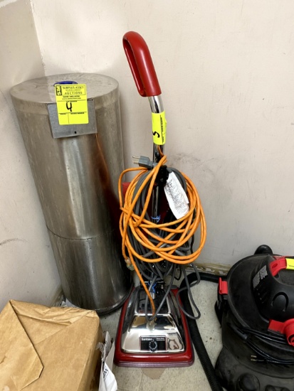 SANITAIRE UPRIGHT VACUUM