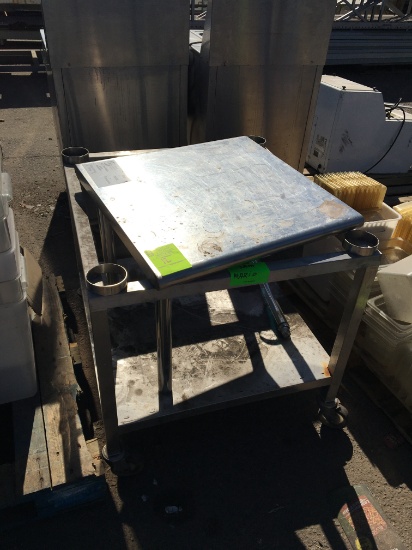 EQUIPMENT STAND ON CASTERS