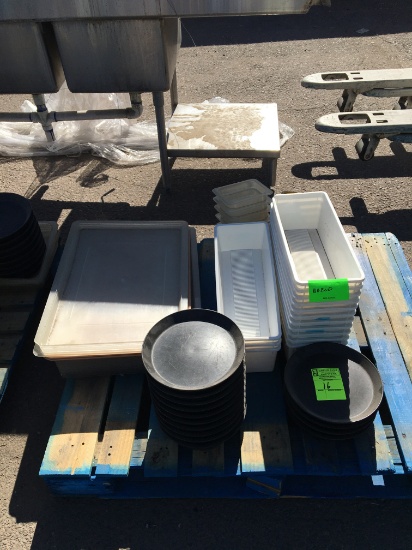 GROUP OF PLASTIC CONTAINERS, TRAYS AND PLATES