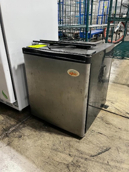 Igloo countertop mini refrigerator
