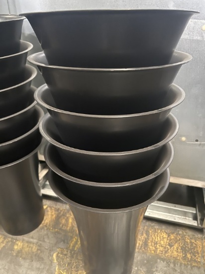 STACKABLE BLACK PLASTIC FLOWER POTS/ VASES