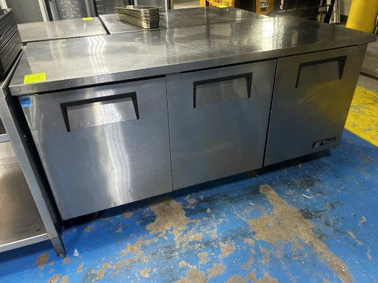 TRUE 3-DOOR STAINLESS STEEL REFRIGERATED WORKTOP REFRIGERATOR/ PREP TABLE