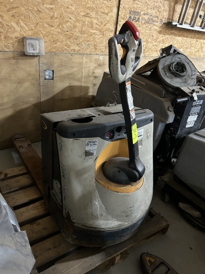 CROWN ELECTRIC PALLET JACK 4500LB CAP
