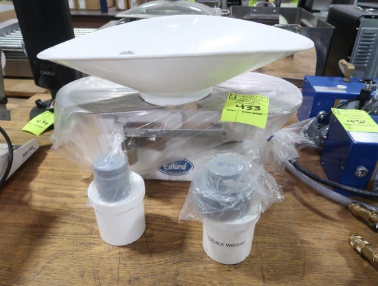 balance beam scale w/ holding bowl, looks new