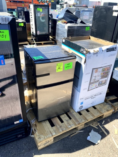 PALLET WITH TWO MINI FRIDGES