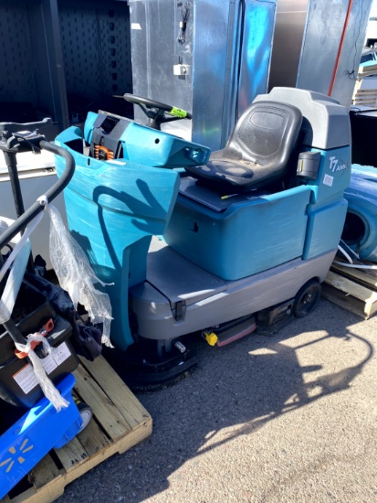 TENNANT RIDE ON FLOOR SCRUBBER