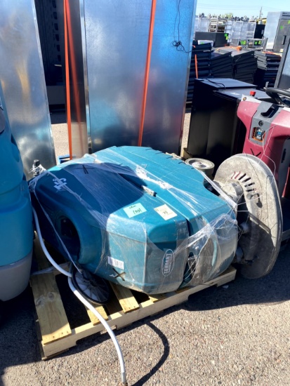 TENNANT PUSH BEHIND FLOOR SCRUBBER
