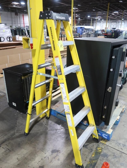 Ormadus fiberglass step ladder