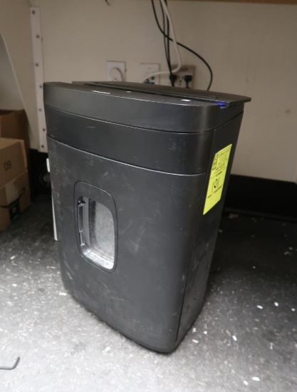 Staples cross-cut paper shredder