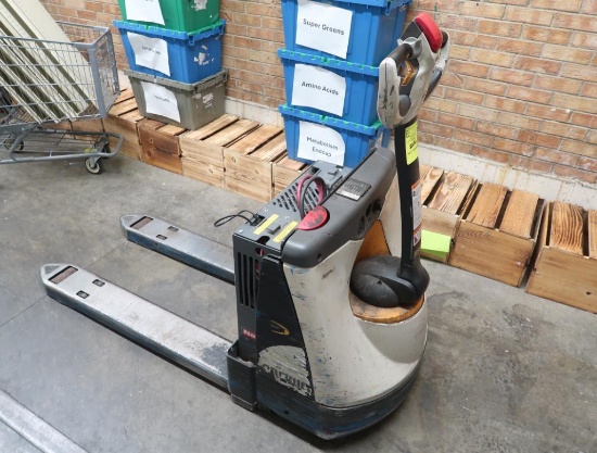 Crown electric pallet jack, w/ built-in charger