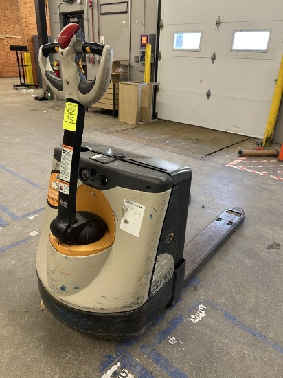 CROWN 4500LB CAPACITY ELECTRIC PALLET JACK