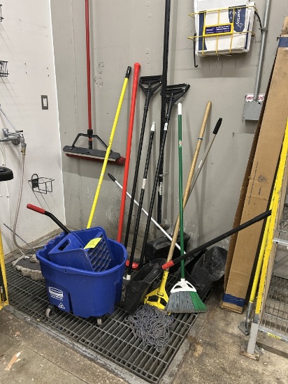 GROUP OF JANITORIAL ITEMS
