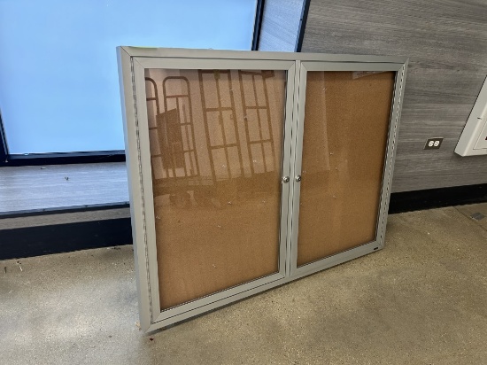 QUARTET 48IN X 36IN LOCKABLE BULLETIN BOARD W/ FRAME