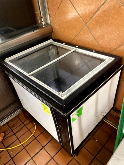 Unmarked Portable Spot Cooler