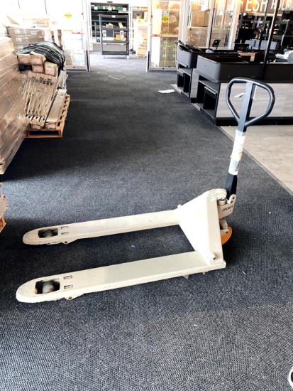 Crown 5500lbs Manual Pallet Jack