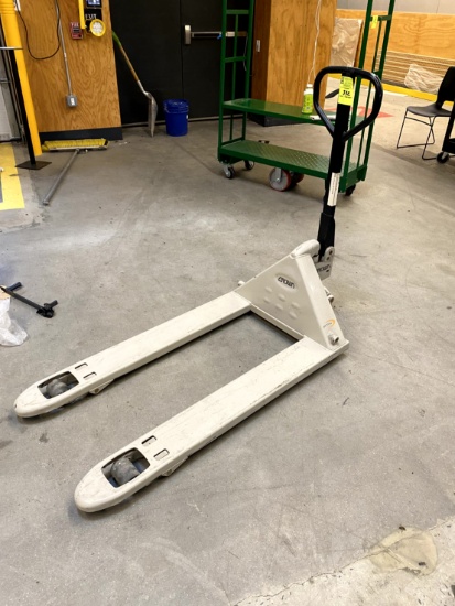 CROWN 5500LBS MANUAL PALLET JACK