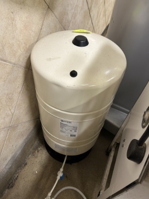 Globalwater Solutions 21 Gallon Vertical Pressurized Well Tank