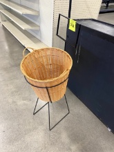 WHICKER BASKET DISPLAY