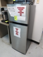 Vissani compact refrigerator/freezer