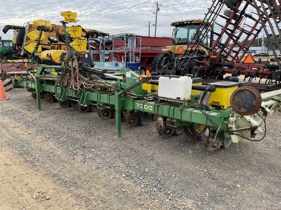 John Deere 7300 MaxEmerge 2 Planter