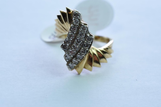 14KT DIAMOND RING 6 GTW, $895.00 RETAIL VALUE , SIZE 6