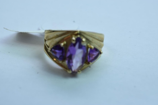 10 KT GOLD RING 5.5 GTW, $299.00 RETAIL VALUE, SIZE 6