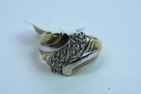 10 KT GOLD & DIAMOND RING 1/2 CT DIAMOND TW, 4.8 GTW, $499.00 RETAIL VALUE, SIZE 6 1/2