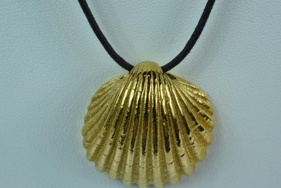 14KT SHELL PENDANT WITH 14KT CLASP 4 GTW, $249.00 RETAIL VALUE