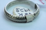 18KT GOLD BAND ENSCRIBED 1928 4.5 GTW, SIZE 9 1/4