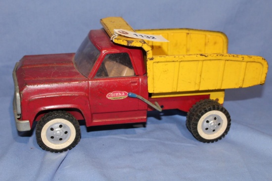 TONKA DUMP TRUCK 13.5 IN LONG